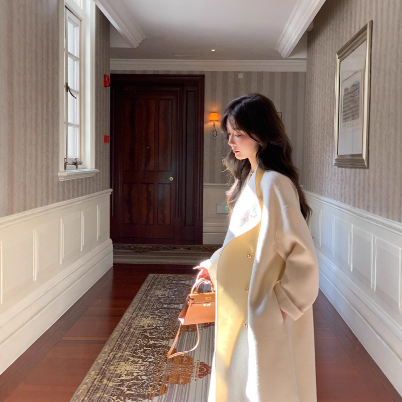 Koreai stílusú, egyenes szabású gyapjú kabát, hosszú 80–100 cm, kétsoros gombolás, fémgombok