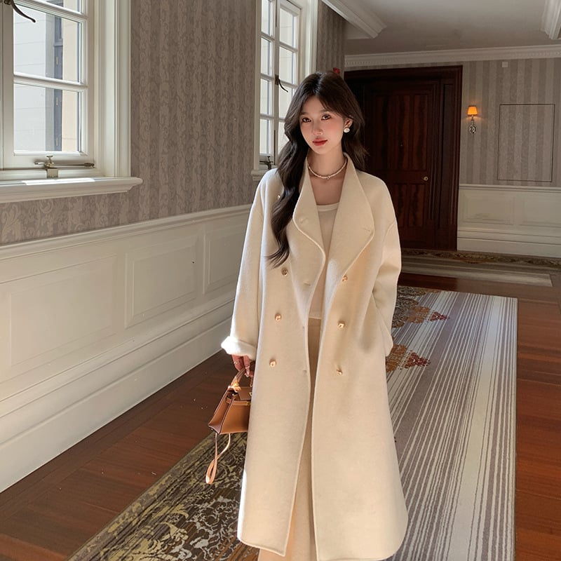 Koreai stílusú, egyenes szabású gyapjú kabát, hosszú 80–100 cm, kétsoros gombolás, fémgombok