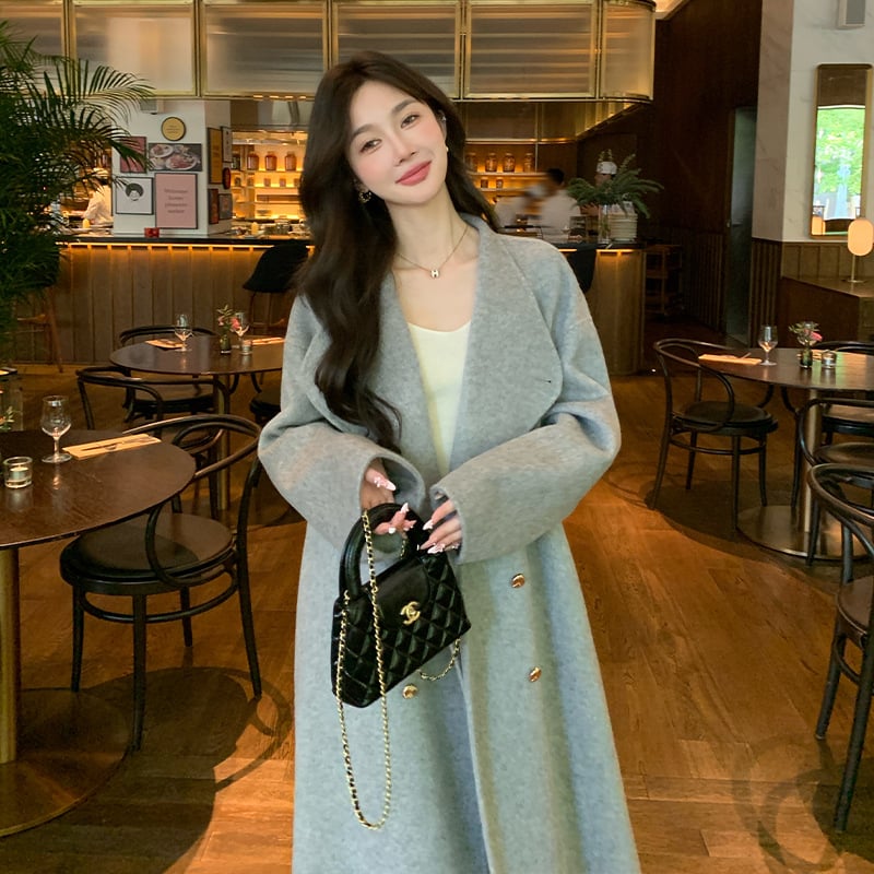 Koreai stílusú, egyenes szabású gyapjú kabát, hosszú 80–100 cm, kétsoros gombolás, fémgombok