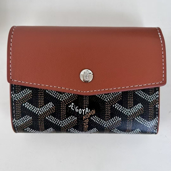 Портфейл с три сгъвания и седем отделения за карти (PVC материал; начин на отваряне: капак; голям отдел за банкноти)