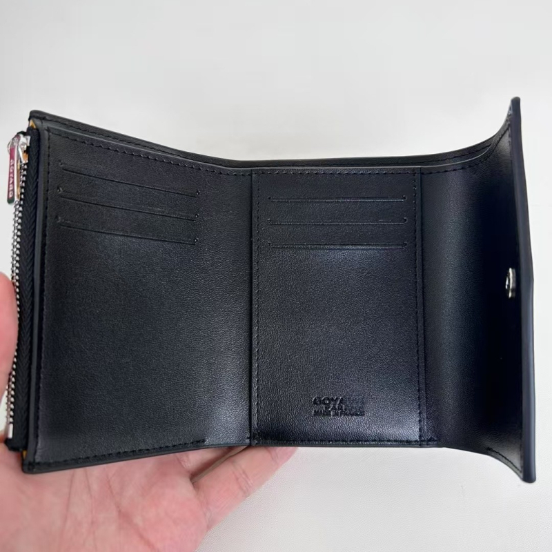 Портфейл с три сгъвания и седем отделения за карти (PVC материал; начин на отваряне: капак; голям отдел за банкноти)