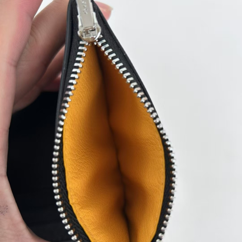 Портфейл с три сгъвания и седем отделения за карти (PVC материал; начин на отваряне: капак; голям отдел за банкноти)