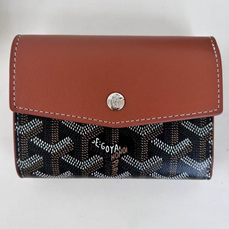 Портфейл с три сгъвания и седем отделения за карти (PVC материал; начин на отваряне: капак; голям отдел за банкноти)