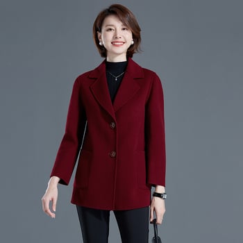 Női gyapjú kabát, karcsú szabású, hossz 50–65 cm, külső anyag 100% gyapjú, bélés poliészter 10–29%, egygombos zárás