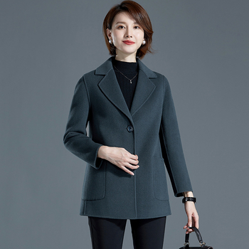 Női gyapjú kabát, karcsú szabású, hossz 50–65 cm, külső anyag 100% gyapjú, bélés poliészter 10–29%, egygombos zárás