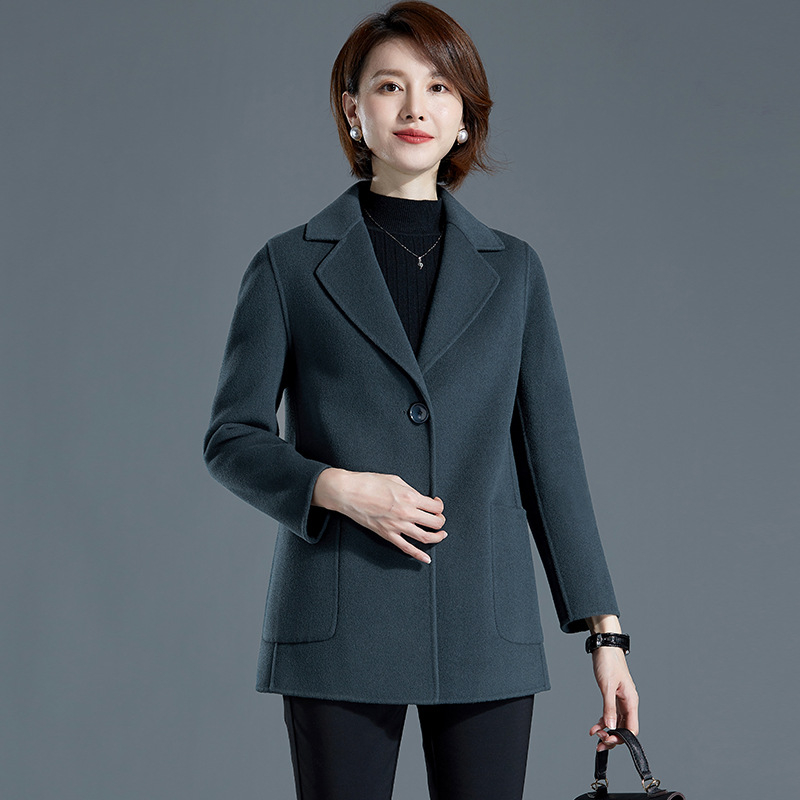 Női gyapjú kabát, karcsú szabású, hossz 50–65 cm, külső anyag 100% gyapjú, bélés poliészter 10–29%, egygombos zárás