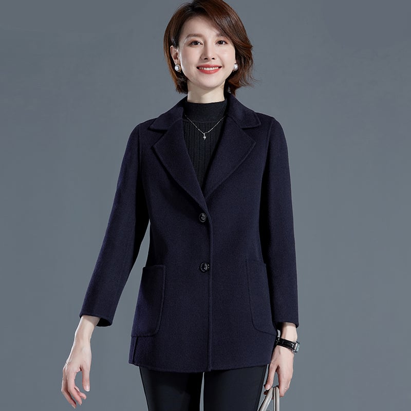 Női gyapjú kabát, karcsú szabású, hossz 50–65 cm, külső anyag 100% gyapjú, bélés poliészter 10–29%, egygombos zárás