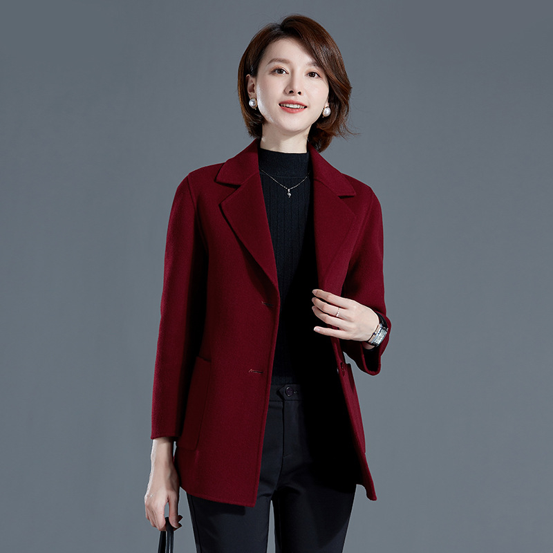 Női gyapjú kabát, karcsú szabású, hossz 50–65 cm, külső anyag 100% gyapjú, bélés poliészter 10–29%, egygombos zárás