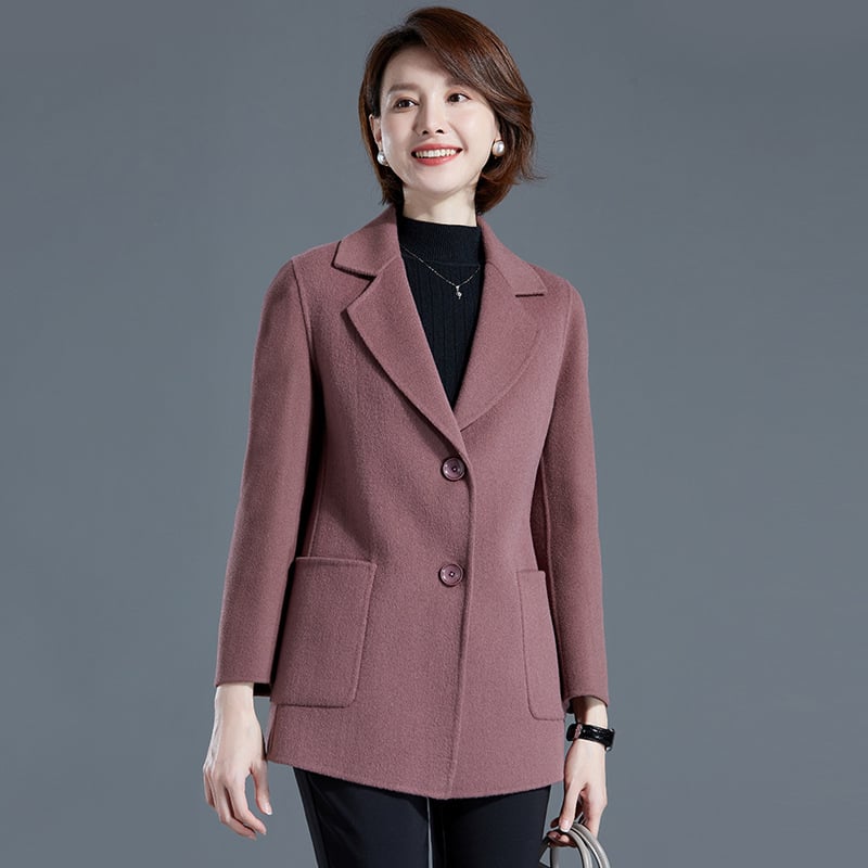 Női gyapjú kabát, karcsú szabású, hossz 50–65 cm, külső anyag 100% gyapjú, bélés poliészter 10–29%, egygombos zárás