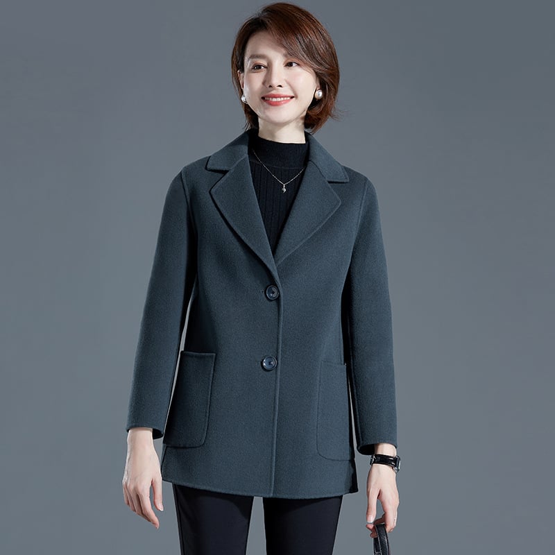 Női gyapjú kabát, karcsú szabású, hossz 50–65 cm, külső anyag 100% gyapjú, bélés poliészter 10–29%, egygombos zárás