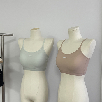 Tube top od ledenog svile s fiksnim tankim oblikovanim šalicama, prozračan, u stilu vest