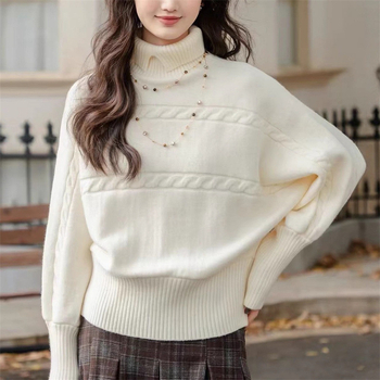 Vastag kötött pulóver galléros, lecsúszó vállú, hosszú ujjú, laza szabás, panelos kötés mintázat, téli stílus 2025; poliészter 30–50%, akril 30–50%