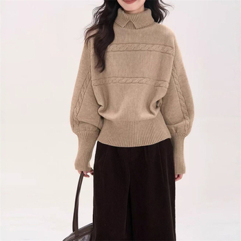 Vastag kötött pulóver galléros, lecsúszó vállú, hosszú ujjú, laza szabás, panelos kötés mintázat, téli stílus 2025; poliészter 30–50%, akril 30–50%