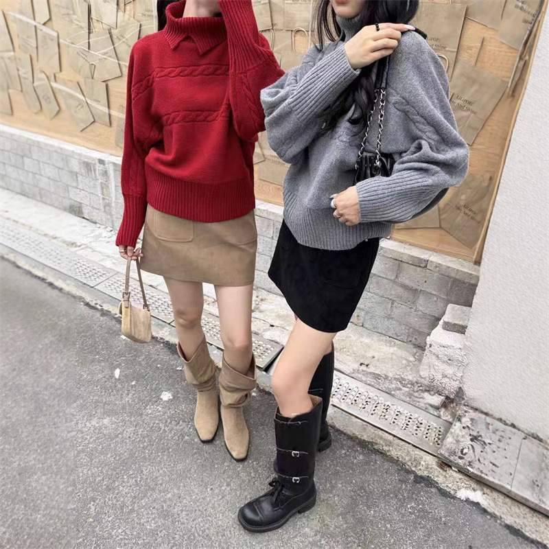 Vastag kötött pulóver galléros, lecsúszó vállú, hosszú ujjú, laza szabás, panelos kötés mintázat, téli stílus 2025; poliészter 30–50%, akril 30–50%