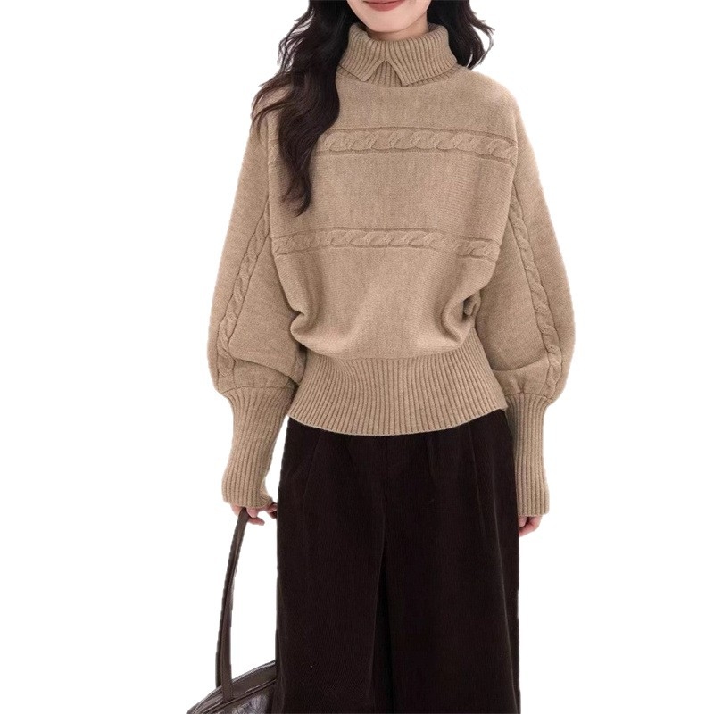 Vastag kötött pulóver galléros, lecsúszó vállú, hosszú ujjú, laza szabás, panelos kötés mintázat, téli stílus 2025; poliészter 30–50%, akril 30–50%