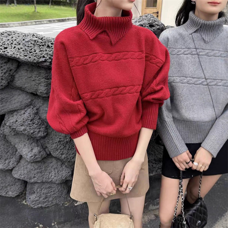 Vastag kötött pulóver galléros, lecsúszó vállú, hosszú ujjú, laza szabás, panelos kötés mintázat, téli stílus 2025; poliészter 30–50%, akril 30–50%