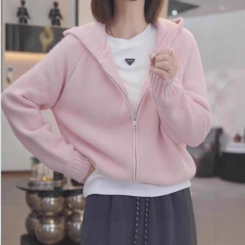 Kötött kapucnis pulóver juhgyapjúból poliészter keverékkel, vastag kötés, laza szabás, raglán ujjak