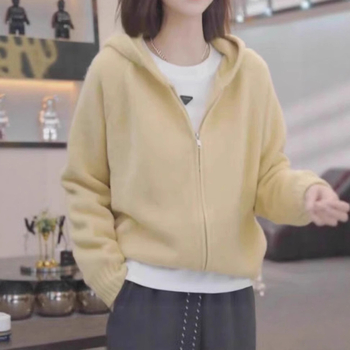 Kötött kapucnis pulóver juhgyapjúból poliészter keverékkel, vastag kötés, laza szabás, raglán ujjak