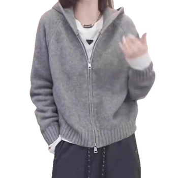 Kötött kapucnis pulóver juhgyapjúból poliészter keverékkel, vastag kötés, laza szabás, raglán ujjak