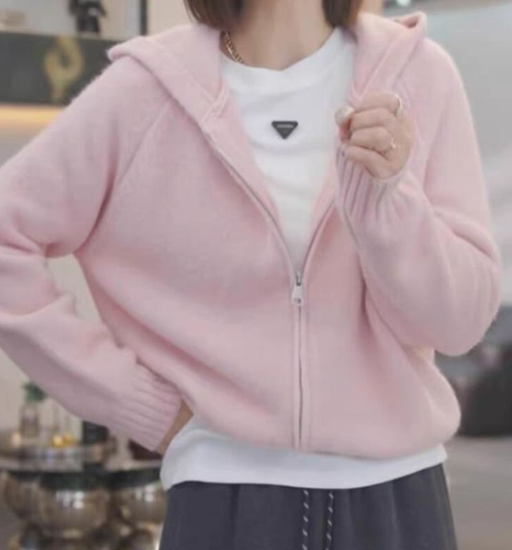 Kötött kapucnis pulóver juhgyapjúból poliészter keverékkel, vastag kötés, laza szabás, raglán ujjak