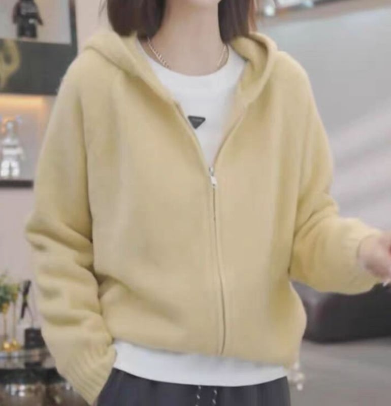 Kötött kapucnis pulóver juhgyapjúból poliészter keverékkel, vastag kötés, laza szabás, raglán ujjak