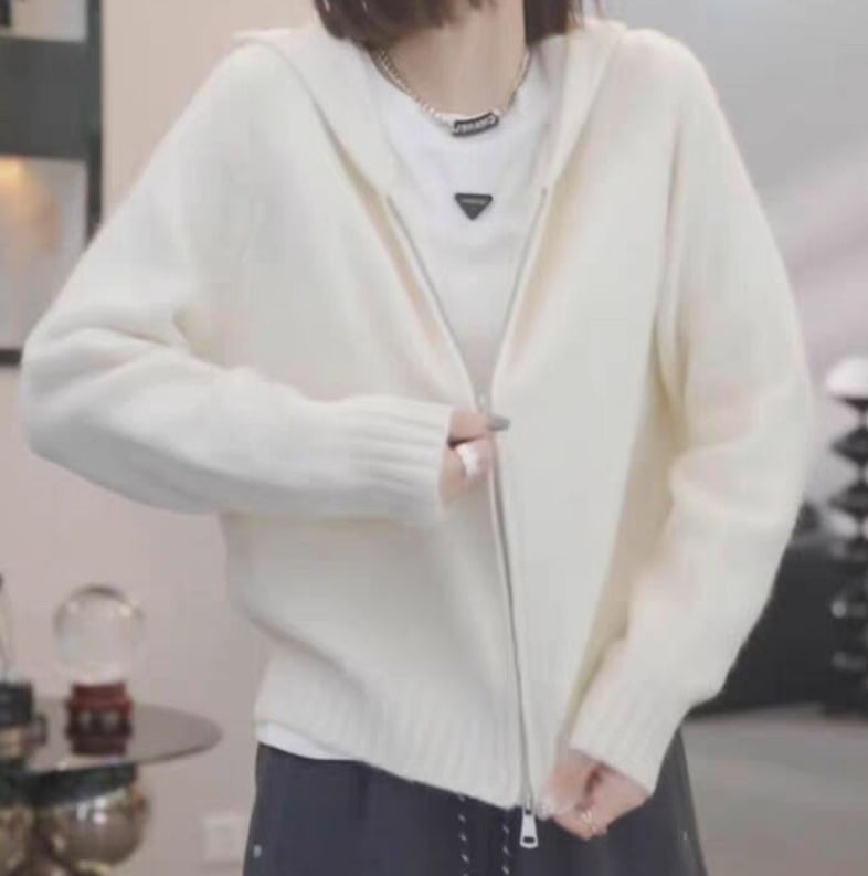 Kötött kapucnis pulóver juhgyapjúból poliészter keverékkel, vastag kötés, laza szabás, raglán ujjak