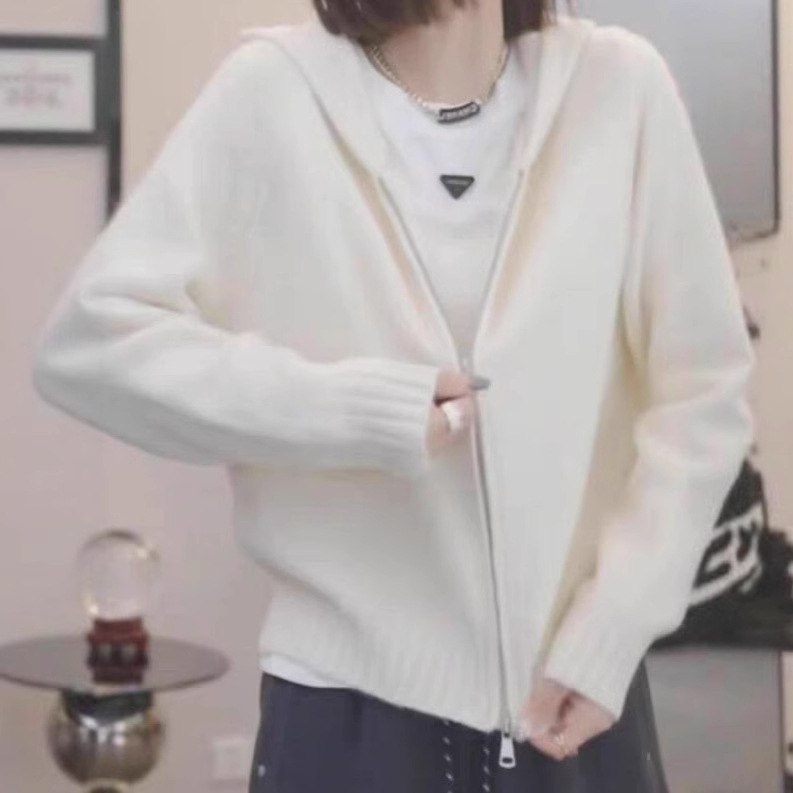 Kötött kapucnis pulóver juhgyapjúból poliészter keverékkel, vastag kötés, laza szabás, raglán ujjak