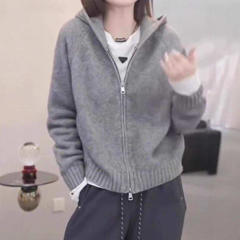 Kötött kapucnis pulóver juhgyapjúból poliészter keverékkel, vastag kötés, laza szabás, raglán ujjak