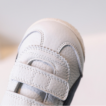 Gyerekeknek készült vékony talpú cipő, bőr felsőrész, Velcro-zárás, csíkos mintázat, lélegző