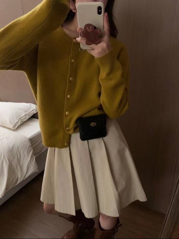 Gyapjú kardigán, 95%+ gyapjú, raglán ujjú, környakú, laza szabás