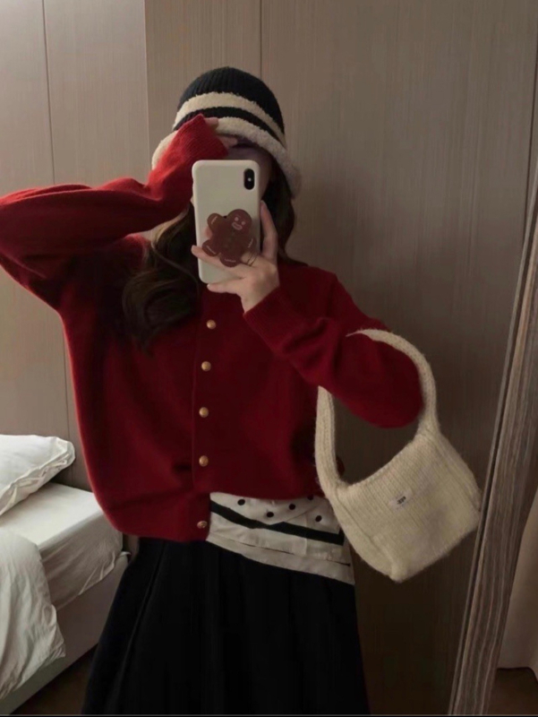 Gyapjú kardigán, 95%+ gyapjú, raglán ujjú, környakú, laza szabás