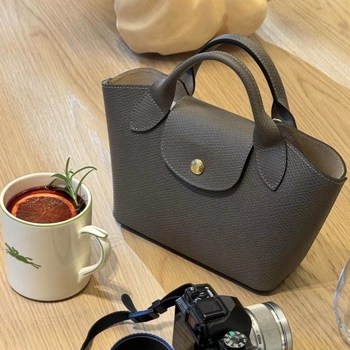 Urban minimalist PU tote torba, dumpling oblik s preklopom, platnena podstava, unutarnji džepovi sa zipom, jedna naramenica, proljeće 2025