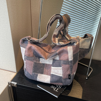 Kuosen vászon tote táska cipzárral, utcai stílus, belső zsebek: cipzáras zseb, telefon zseb, személyi igazolvány zseb