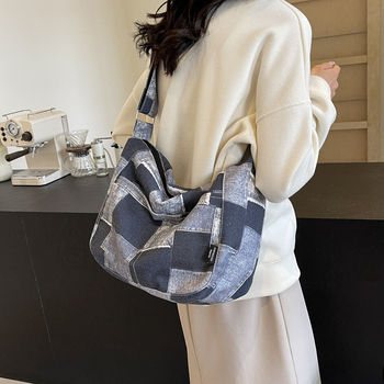 Kuosen vászon tote táska cipzárral, utcai stílus, belső zsebek: cipzáras zseb, telefon zseb, személyi igazolvány zseb