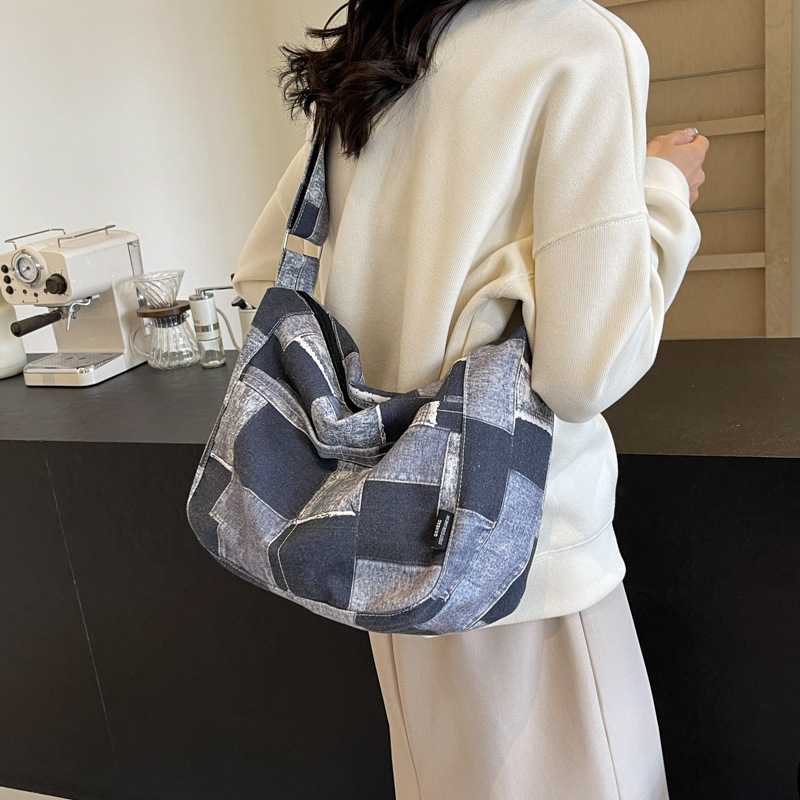 Kuosen vászon tote táska cipzárral, utcai stílus, belső zsebek: cipzáras zseb, telefon zseb, személyi igazolvány zseb