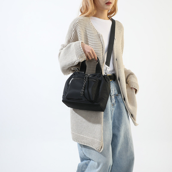 Ženska nylon torba tipa bucket, gradski minimalistički dizajn, oblik košare sa zatvaračem