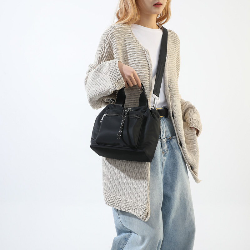 Ženska nylon torba tipa bucket, gradski minimalistički dizajn, oblik košare sa zatvaračem