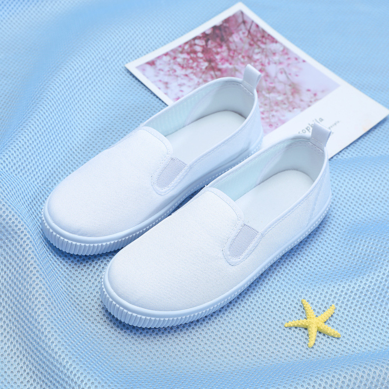 Gyerekek beltéri vászoncipő – alacsony felső rész, textil talpbetét, gumírozott talp.