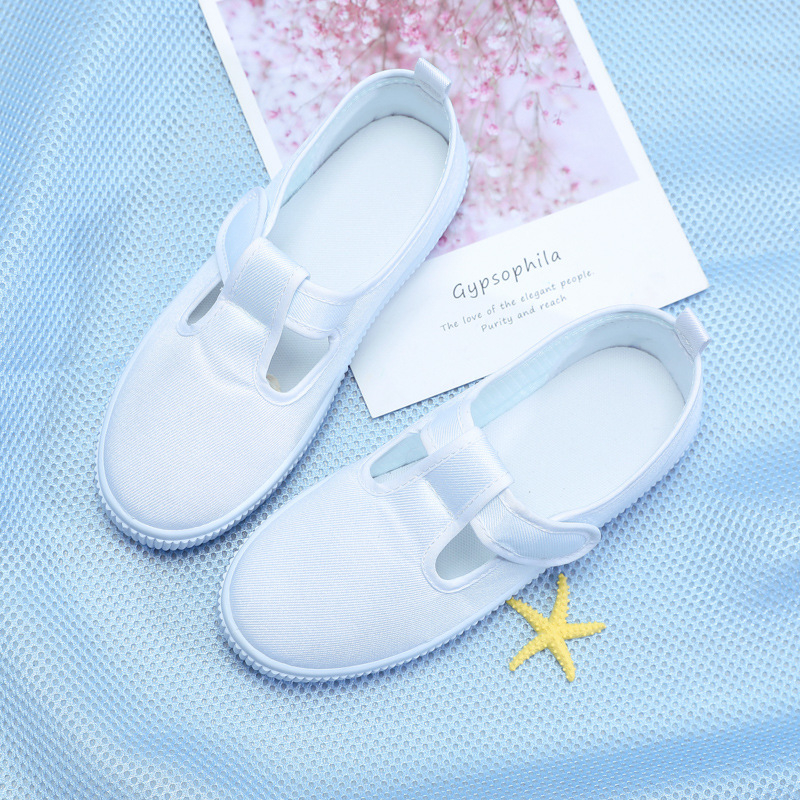 Gyerekek beltéri vászoncipő – alacsony felső rész, textil talpbetét, gumírozott talp.