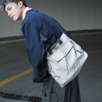 Чанта Tote от платно със стил малък квадрат, хоризонтална форма, магнитно закопчаване и открит джоб