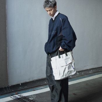 Чанта Tote от платно със стил малък квадрат, хоризонтална форма, магнитно закопчаване и открит джоб