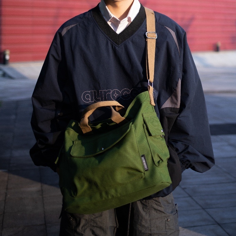 Чанта Tote от платно със стил малък квадрат, хоризонтална форма, магнитно закопчаване и открит джоб