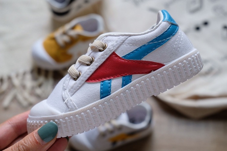 Gyerekeknek vászon Slip-On cipő, Koreai stílus, felső rész vászon, talp műanyag, belső EVA talp, zárás: rugalmas pánt