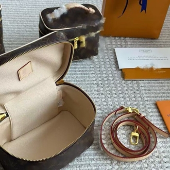 Kis bőr kozmetikai táska cipzárral, első réteg marhabőrből, betűs mintázat, PVC bélés, hordozható