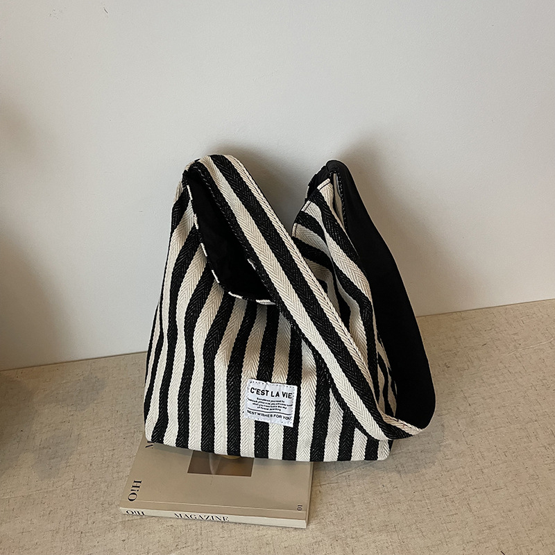 Ženska platnena tote torba, vertikalni kvadratni oblik, zatvaranje na zip, najlonska podstava, unutarnja pretinac za telefon, vanjski džep s patch, jedna naramenica, mekana
