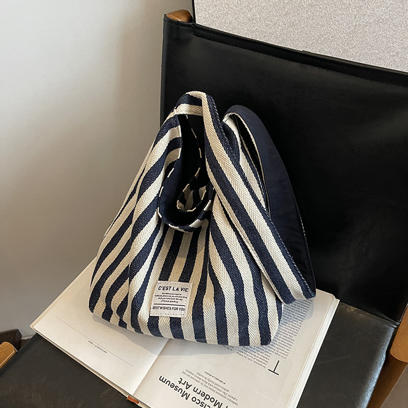Ženska platnena tote torba, vertikalni kvadratni oblik, zatvaranje na zip, najlonska podstava, unutarnja pretinac za telefon, vanjski džep s patch, jedna naramenica, mekana