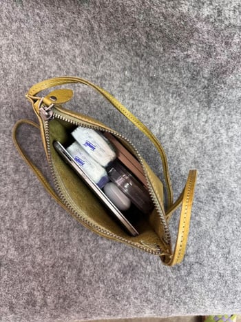 Dámska crossbody kabelka, ručne vyrobená z vrchnej vrstvy hovädzej kože, oválny tvar, zapínanie na zips, mestský trend