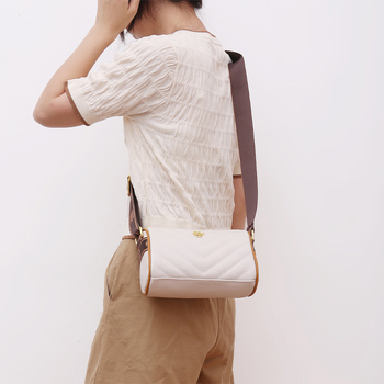 Torba preko ramena crossbody, koža prve klase, oblik jastuka, zatvarač, džepovi za mobitel i dokumente