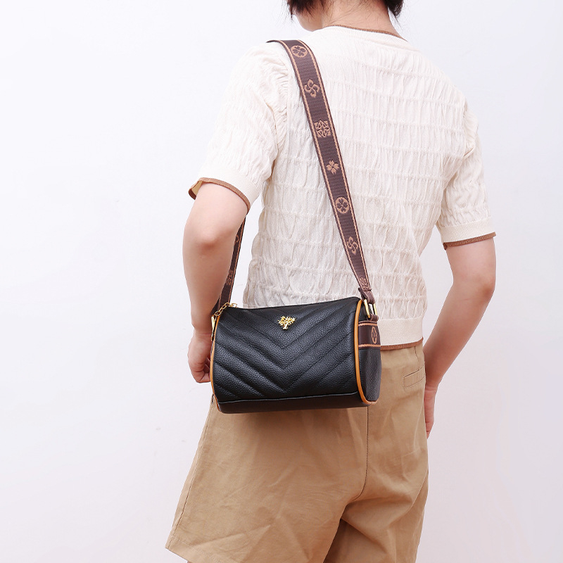 Torba preko ramena crossbody, koža prve klase, oblik jastuka, zatvarač, džepovi za mobitel i dokumente