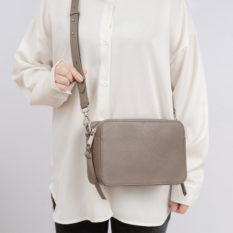 Ženska crossbody torbica od kože prvog sloja, prava koža, gradski minimalistički stil, vodoravni kvadratni oblik, zatvarač na zip